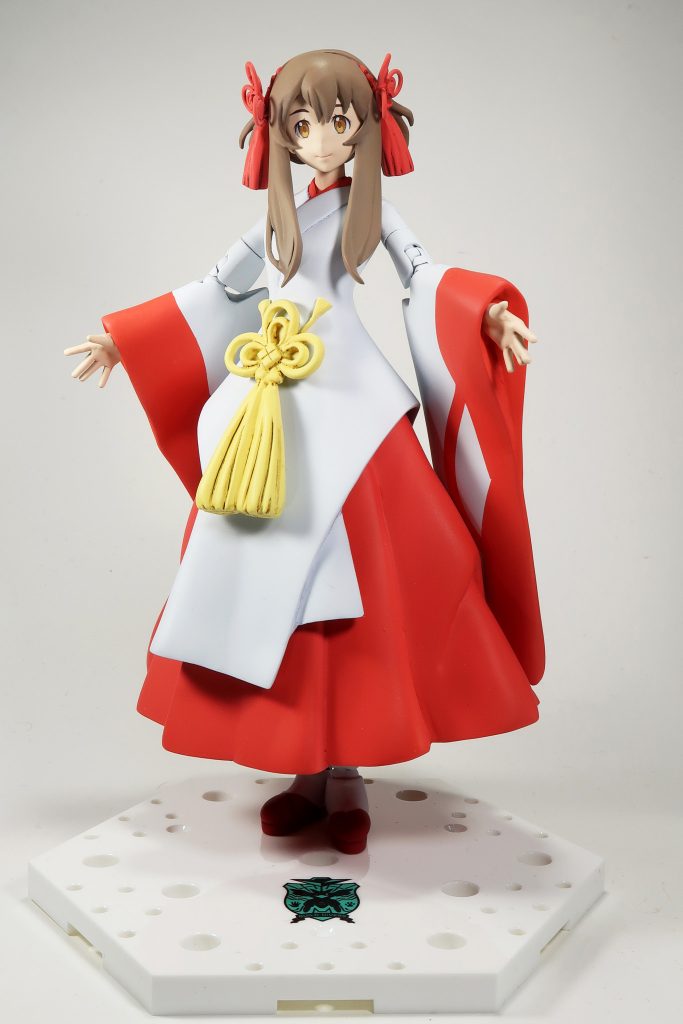 一応自立はしているのですが、展示時等での用途も考えて簡単ながらベースも用意。白の成型色がきれいなガンダムベース限定のユニコーンカラーにビルドダイバーズのフォースエンブレムを添えて。