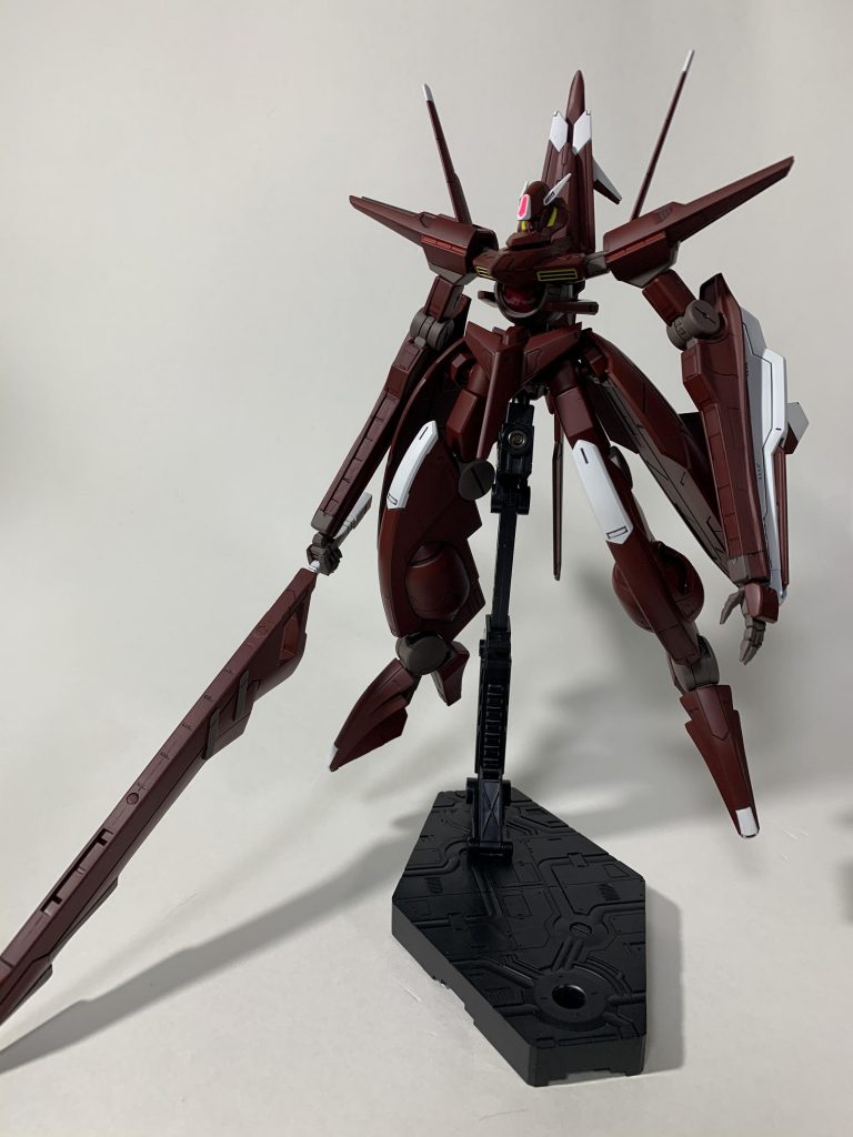 元の持ち手を利用して角度の付いた手首を作ってみましたが、腕が長くなったのとソード自体の重さで、立ち姿が限界でした。。。