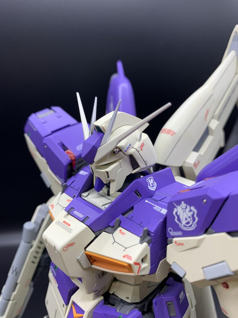 首元のパーツが顎に干渉するためプラ板で新造して顎が引けるようにしてます。またバルカン砲はハイキューパーツのメタルパーツを使用してます。