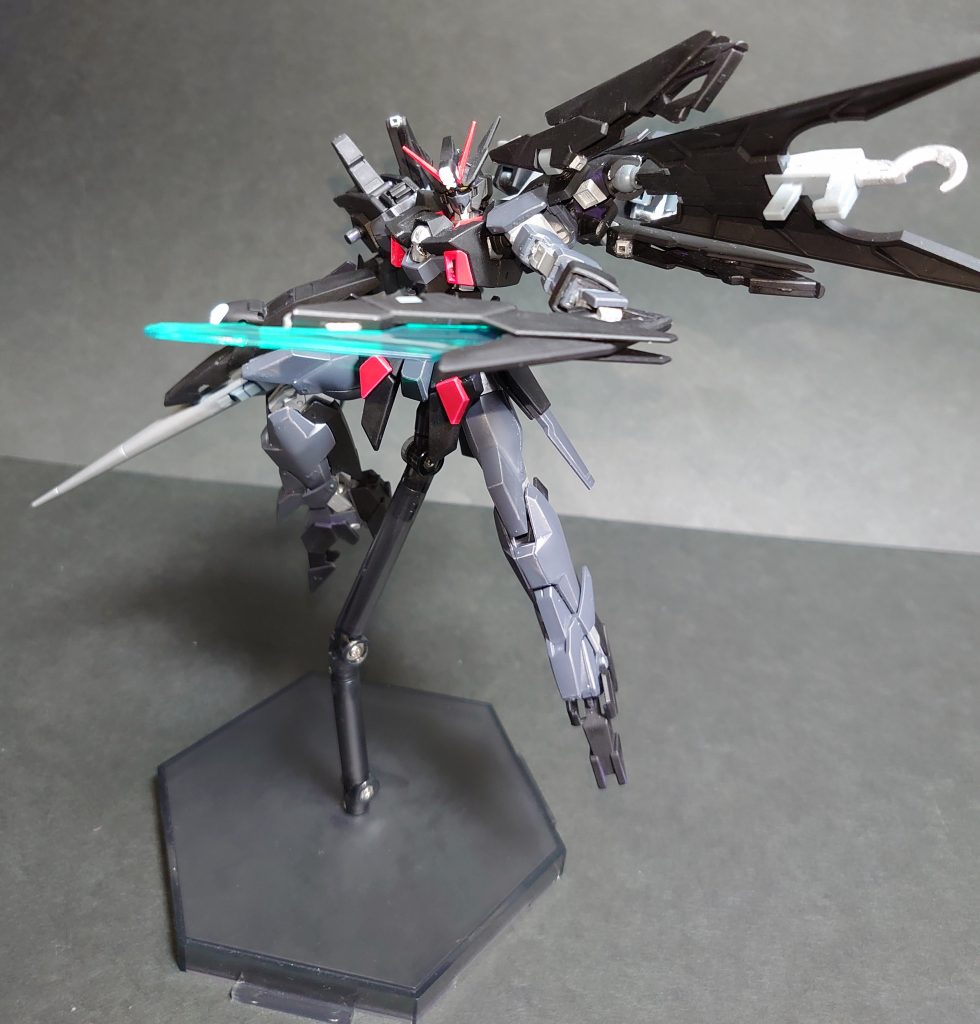 発生するビーム刃は疑似斥力フィールドによって収束された強力な物となっており、攻撃力の強化にも一役を買っている。また、推進機関を持つことを応用し、投擲武器としても使用が可能。これはビームサーベルを投擲して使用する機会の多かったアッシュの為に最適化させた機能であり、彼の力量をもってすれば投擲したビームブレイドをアンカーショットで掴んで振り回すといった芸当も可能となっており、本機の攻撃の幅を大きく広げている。本機の追加装備その1。いろいろと設定多忙なビームブレイドです。パーツ自体はAGE-ⅡマグナムのFファンネルそのままですが、推進機関らしさを意識してバーニアモールド追加しています。