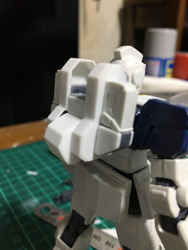 バックパックの制作。ここが本当に1番悩みました💦サンダーボルト版 陸戦型ジムも陸戦型ジム改もほぼ共通のバックパック、陸ガンS型のバックパックを素体にプラ板を貼りつけたり箱組みしたりする流れで制作。色々試行錯誤していく内に最終的にかなり原作に近い形に完成したので本当に嬉しかったです😊