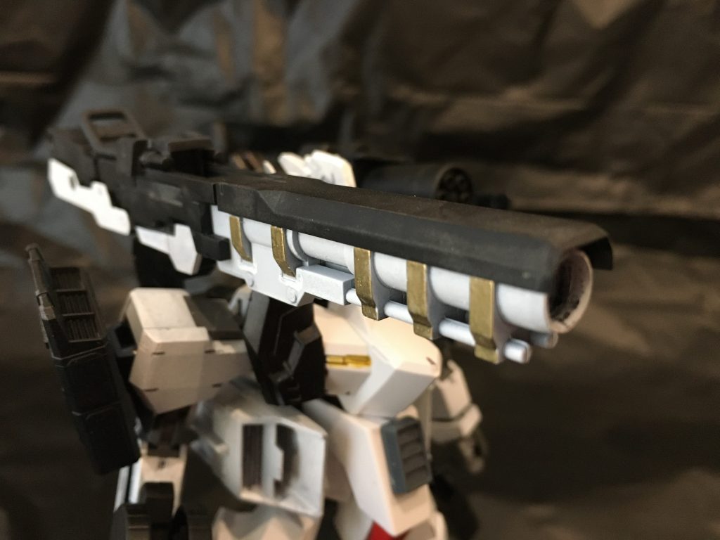 主兵装の大型バズーカ。直撃すればナノラミネートアーマーへも有効打を与えられる。