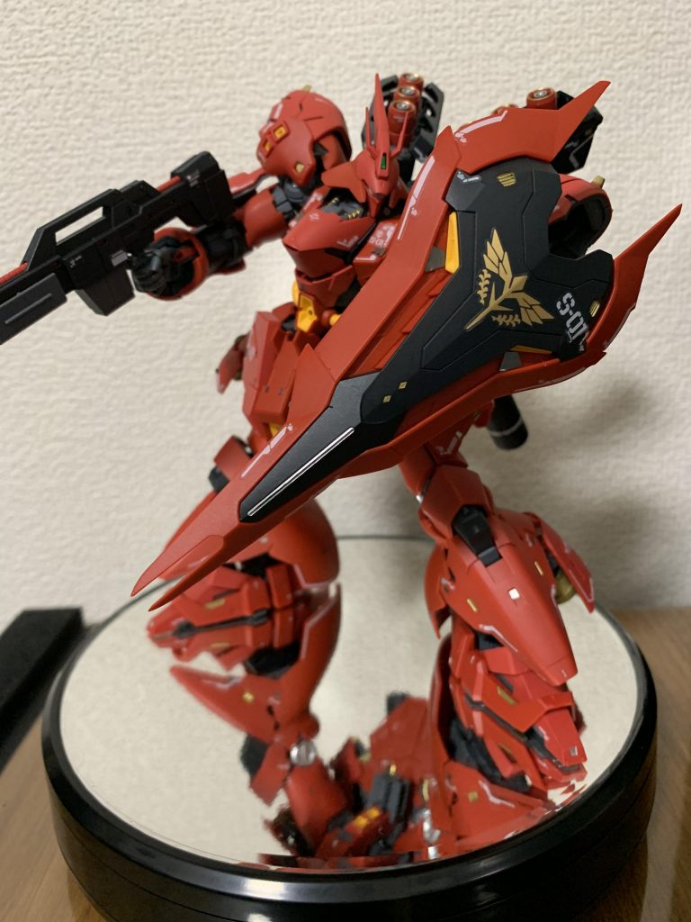 乾燥を経て完成。知らなかった世界がそこにあった。質感、存在感が変わる。思えば今まで作ってきたものはパズルのようなものだったのかもしれない。今目の前にある、自分で塗った銀のバーニアが、金色になった内部パーツが熱を帯びているように見える。少しの冒険が、次なる扉を開く。先は快楽か苦痛か。よくわかんないけど、どMのおっさんにはどちらもご褒美です。次回、「おっさん贅沢をする。」お楽しみに!(あとがき)