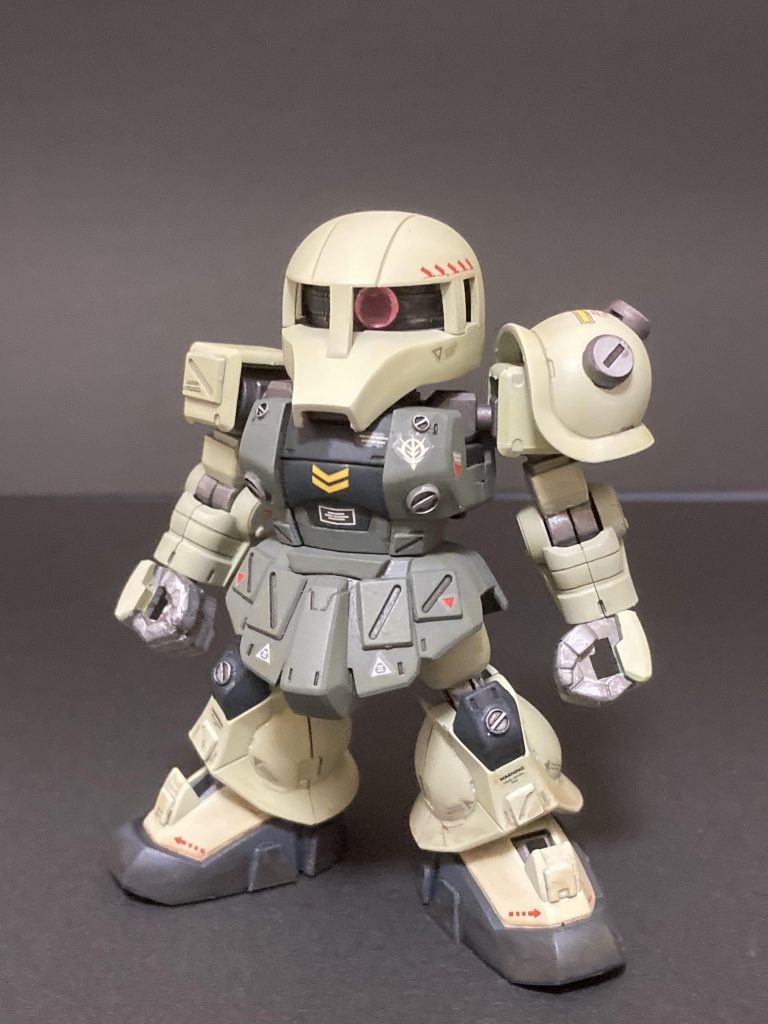 カラーリング本体色(薄い緑):クレオス「ダックエッググリーン」本体色(濃い緑):クレオス「明灰緑色(中島系)」黒色(胸、足底等):クレオス「ネイビーブルー」内部フレーム(関節):クレオス「焼鉄色」(見えるところはガンダムマーカーのシルバーで一部塗装)武器類:ガイアノーツ「サーフェイサーエヴォ(ガンメタ)」薄い本体色はブラウン、濃い本体色はブラックで墨入れし、デカールを貼っています。水性トップコート(つや消し)で仕上げました。