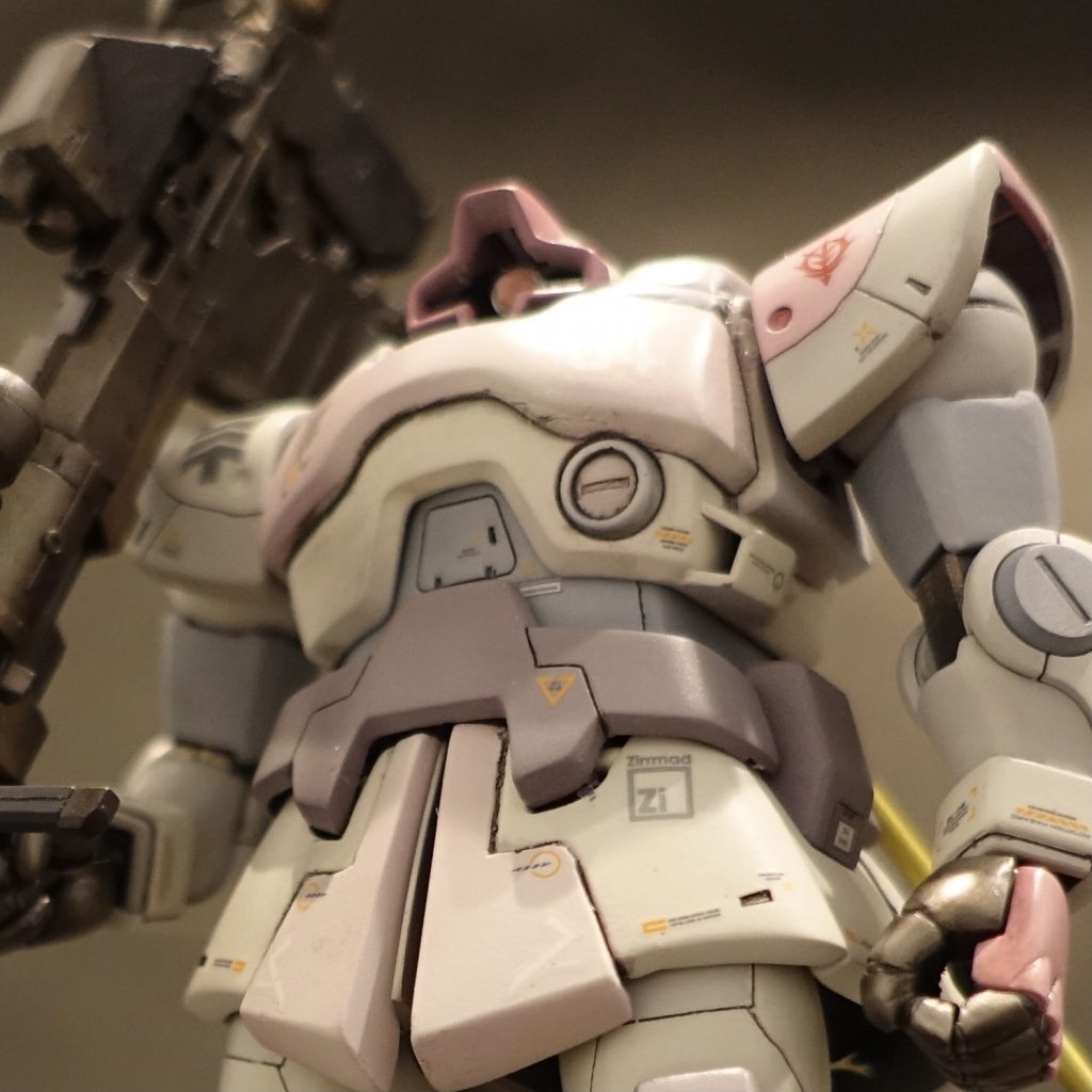 腰部装甲　前垂れ部は立体的に造形し、上半身から、Aラインで繋がるように調整。カラーリングはピンクをアクセントカラーに、ホワイト、アイボリー　パープル　ピンクで塗り分けた後、薄く希釈したホワイトで全体的にフィルタリングして、色調、艶感を整えました。