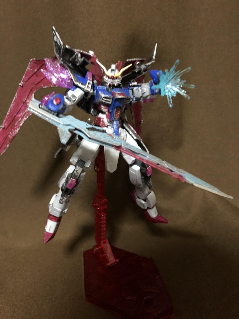 《パルマフィオキーナll 掌部ビーム砲》ZGMF-X42Sデスティニーにも搭載されていた、両手の掌に内臓するビーム砲。本機に搭載されているものは更なる改良が加えられており、従来のような近距離〜ゼロ距離での攻撃を行う以外にも、より長射程からの砲撃が可能となっている。