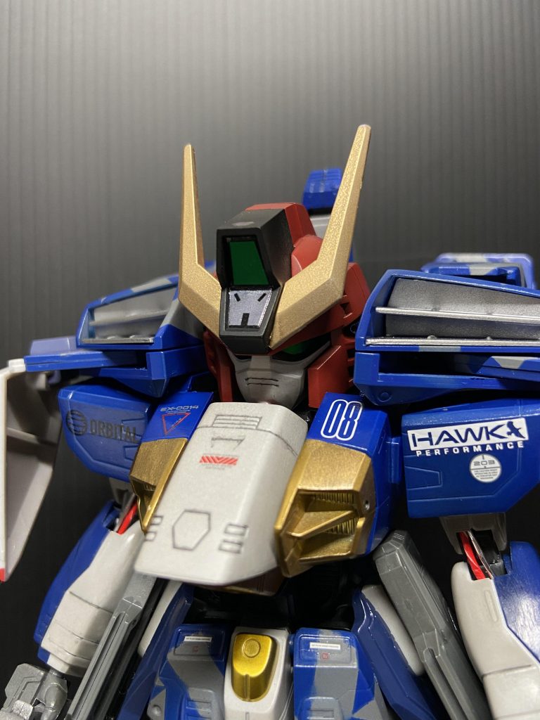 頭。両肩と多少の干渉回避は必要ですが、今回はポリキャップを仕込むだけでなんとかなりました。口元まで隠れる胸アーマーがセクシーですな。もう、頭の真ん中をする頃にはモチベーションが限界だったので、シールに甘えてます。笑