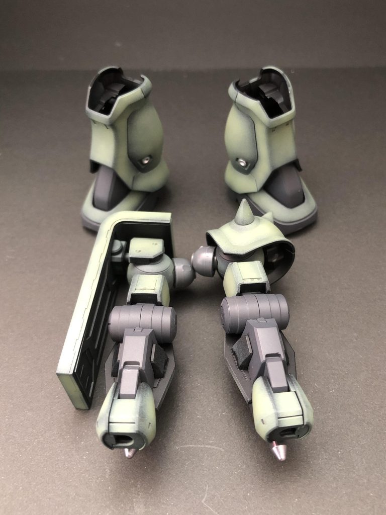 モビルザク用のカスタムパーツ。脚から足はまんまF2です。