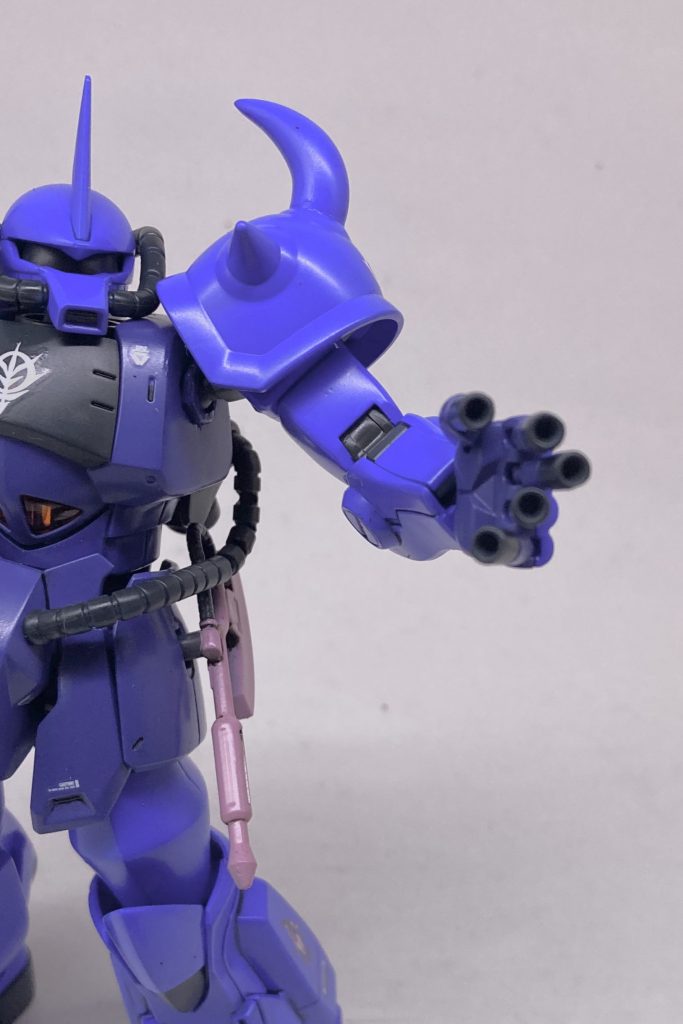 キットのマシンガンは使わず、リバイブグフの腕を使いました。なんとなく各指可動できるようにしました。簡単改造。劇中を意識した配色のヒートホークも装備。ピンクて。