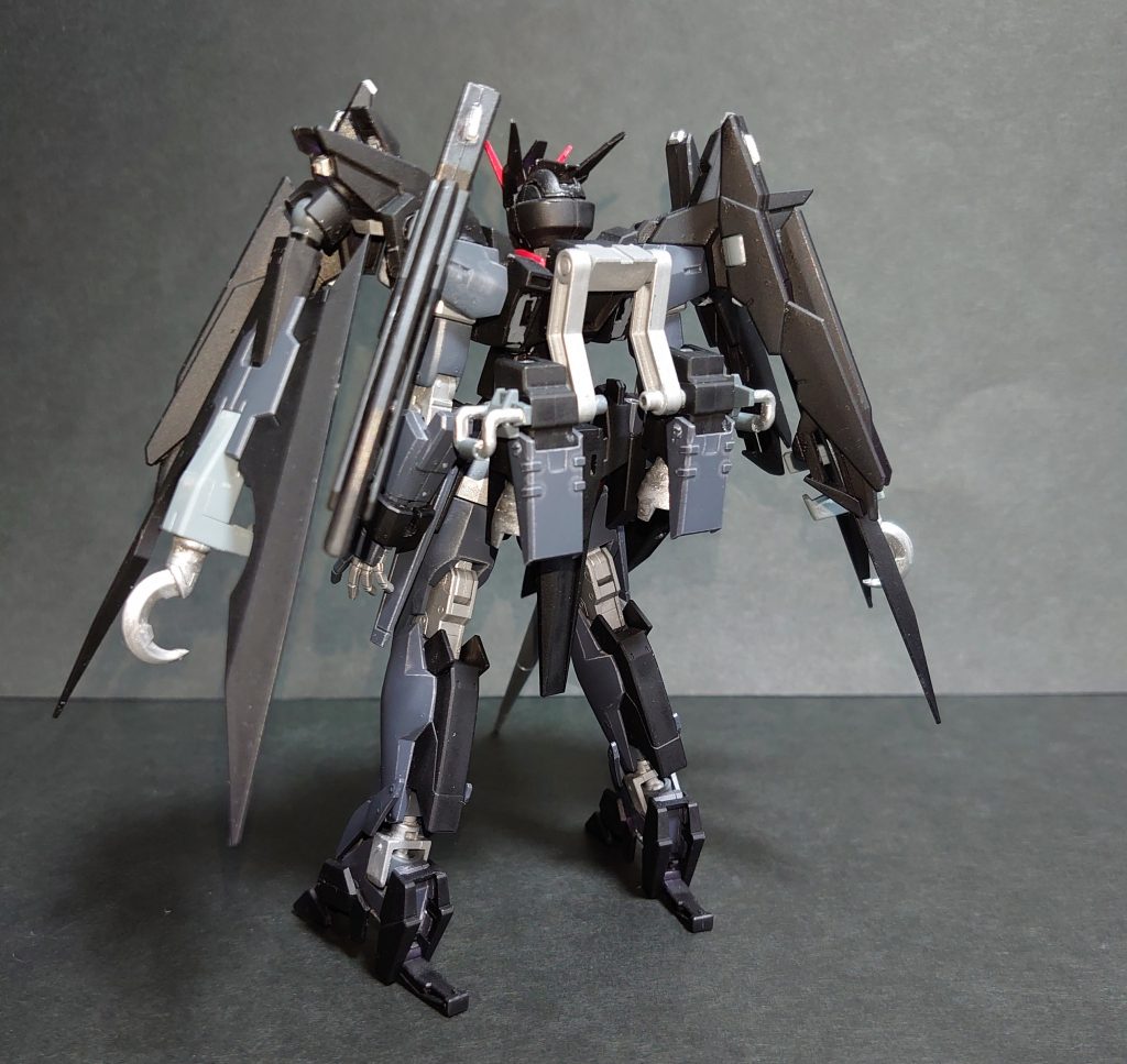 バックパックはAGE-ⅡマグナムSVの物をベースにMSGのプロペラントタンク丸のバーニアを使用しています。肩はAGE-Ⅱマグナムの肩に3mm穴を開けて中にポリキャップを仕込み、そこにバインダーガン付属のボールジョイント受け(大)を差し込み、バインダーをボールジョイントで接続・可動できるようにしています。全体的なデザインはビルドダイバーズ3話に登場したクジョウ・キョウヤの偽装ダークハウンドを参考にしています。