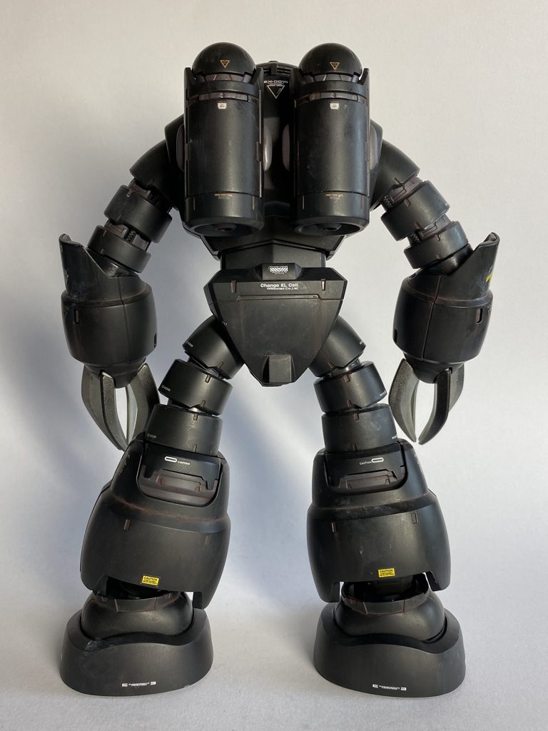 後。デカールは白や黄色、オレンジのものをチョイスして真っ黒な機体が間延びしないように貼っています。