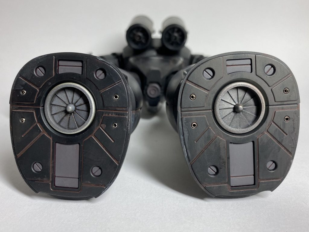 足裏。見えないからって汚しが雑だなと写真を見て気づきました。こちらも小さい穴に金属パーツを埋め込んでみました。MGズゴックはスタンド穴がないんだよな……。