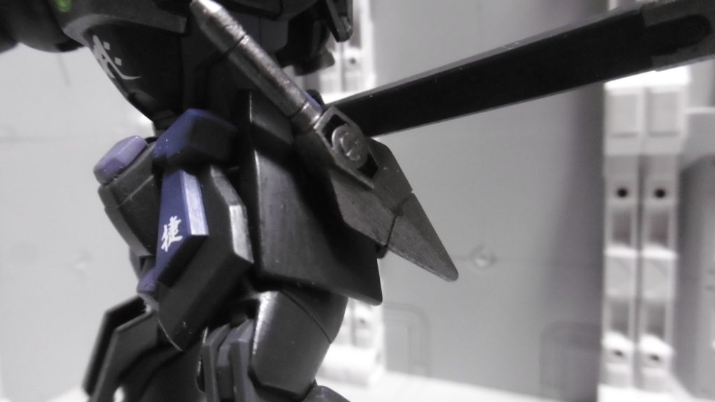 ジエンドのサイドアーマーには苦無を計3本装備。左腰は「SDBD RX-零丸」のを1本。表側の3mm穴&マウント部には「M.S.GディテールカバーA」を使っています。