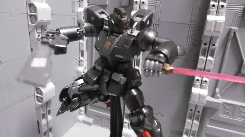 この状態でもハンドガン自体は使用できるものの、小回りが利き難くなるデメリットあり。ブレイドは短い方にしました。長い刃だと取り回しが更に悪化するのと、瞬時に距離を詰める術を持っているために不要。