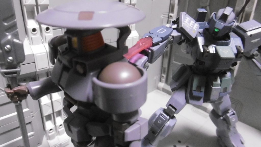 攻撃が当たる直前に展開し、ビーム発振。ビーム自体は高熱源体でも、上手く使えば敵機の発熱量の陰に忍ばせられるため大きな問題はありません。短射程＆高威力にしています。