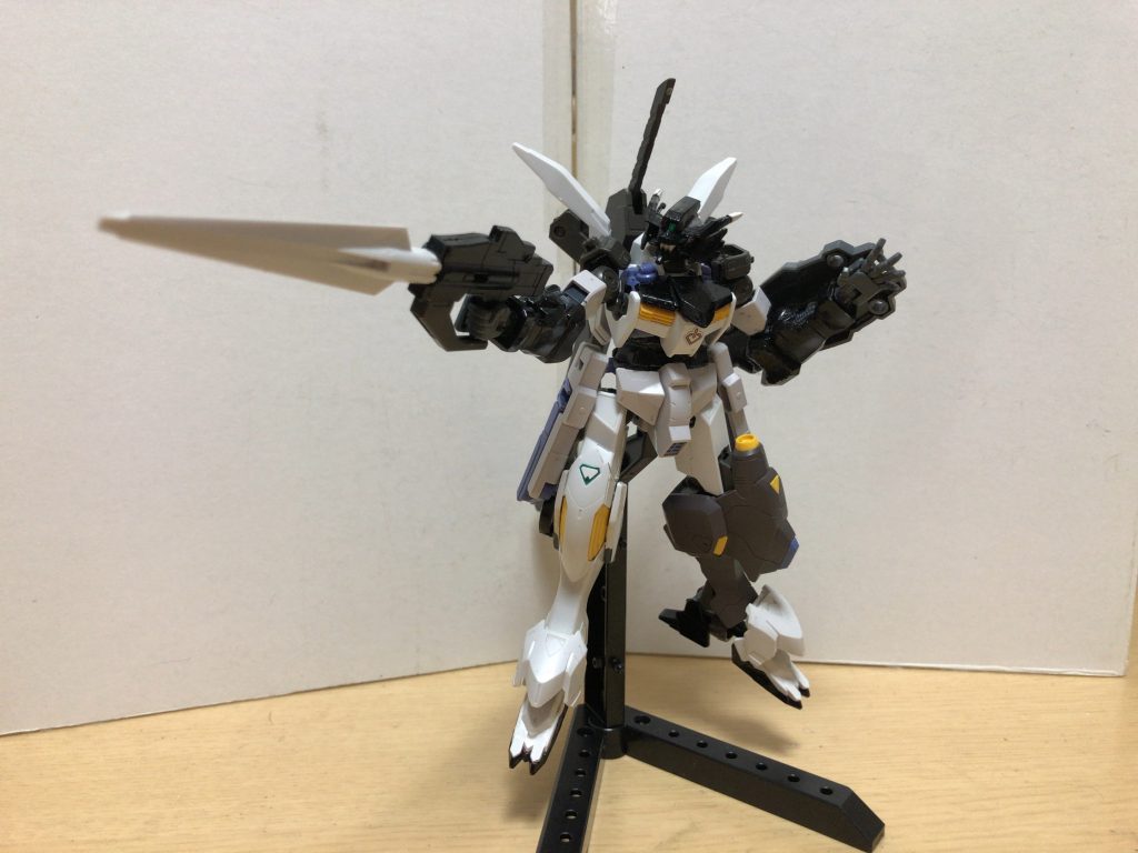 専用ライフル:アンゲロス用に開発されたライフルでリアアーマーにマウント時、余剰分をチャージしている 銃身を90°回転させることでビームサーベルを展開可能 そのままでもライフルとブレードとして扱える専用シールド:アンゲロス用に開発されたシールドで表面にはVPS装甲(ほぼ常時展開)とヤタノカガミが採用されている。