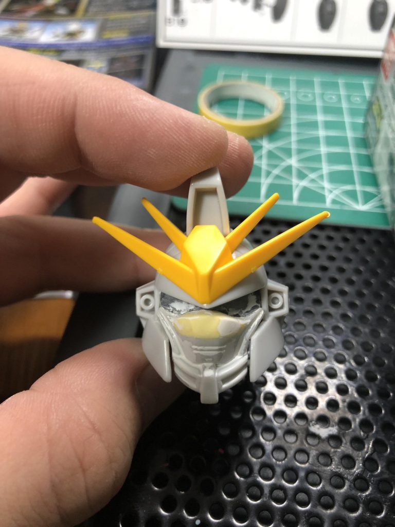 SDサンドロックの顔がだいぶボテっとしていたのでパテで盛って口もとを上げたりと整形しています