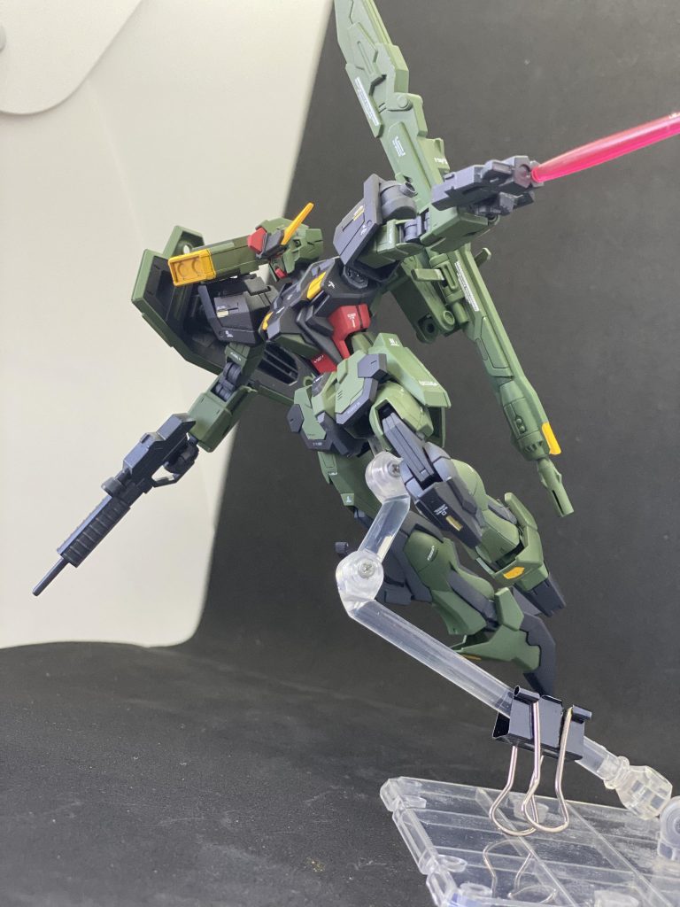 左手のビームガンからはサーベルが出るので近接ができないことは‥ない?と思います(*゚▽゚*)