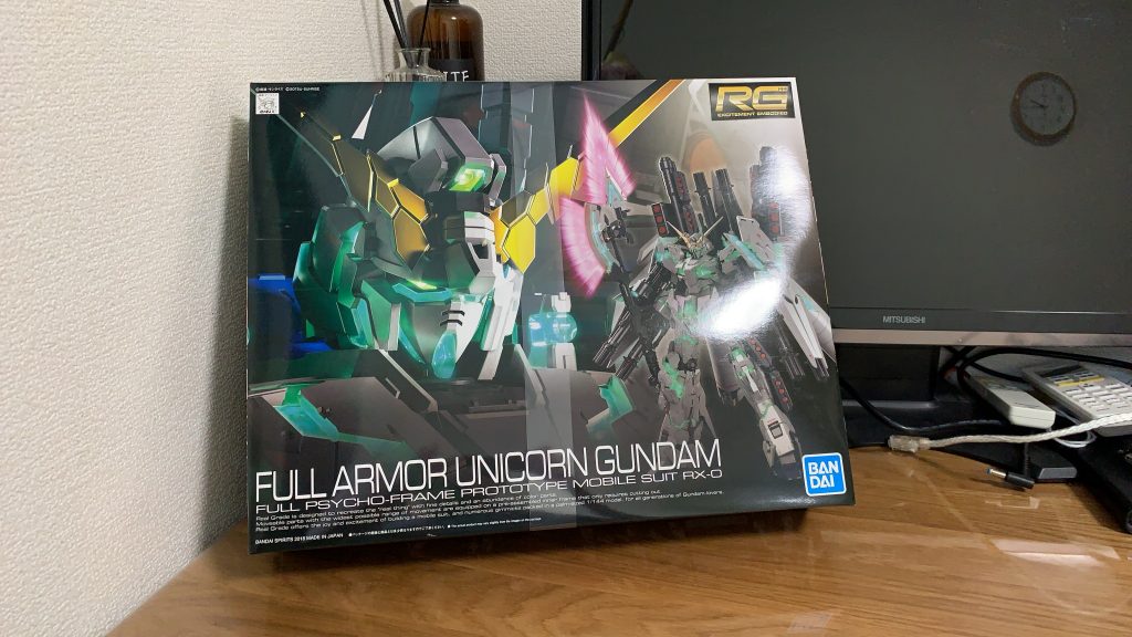 RGフルアーマーユニコーンの全塗装しているレビューが見つからないのも納得のボリューム。パーツが小さく数が多い。ランナーの切断とシール貼りのピンセットに限界を感じました。人類は道具を使うことで進化してきたのだ!もう少し金をかけてもいいよね…こんな父を許してくれ、妻と子よ。