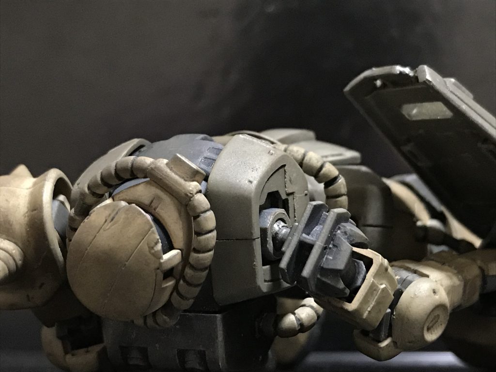 ノッポにロケット砲で倒されるシーン。