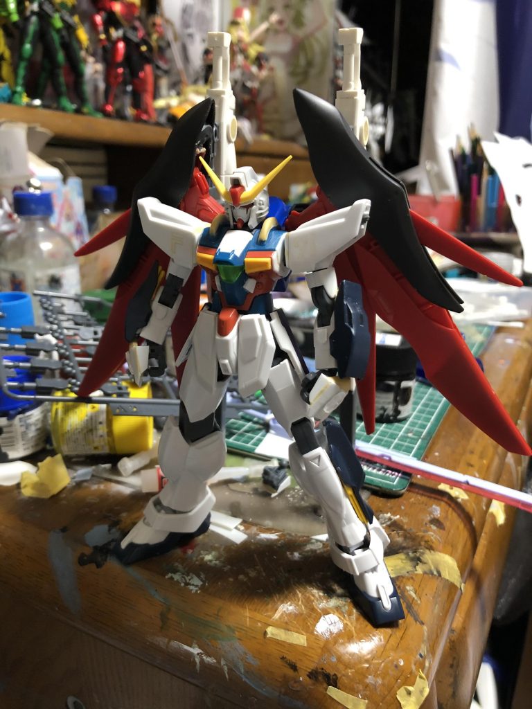 そして最終的に胴体を縦横1mm延長腕を1mm延長足首を1.5mm延長胴体のなんかエネルギーライン的なのをパテで盛ってなんやかんやした塗装前がこちらですね。最初期と見比べて貰えば分かると思いますがめちゃくちゃ大変でした……まぁ大変でしたがなんだかんだ楽しかったです。