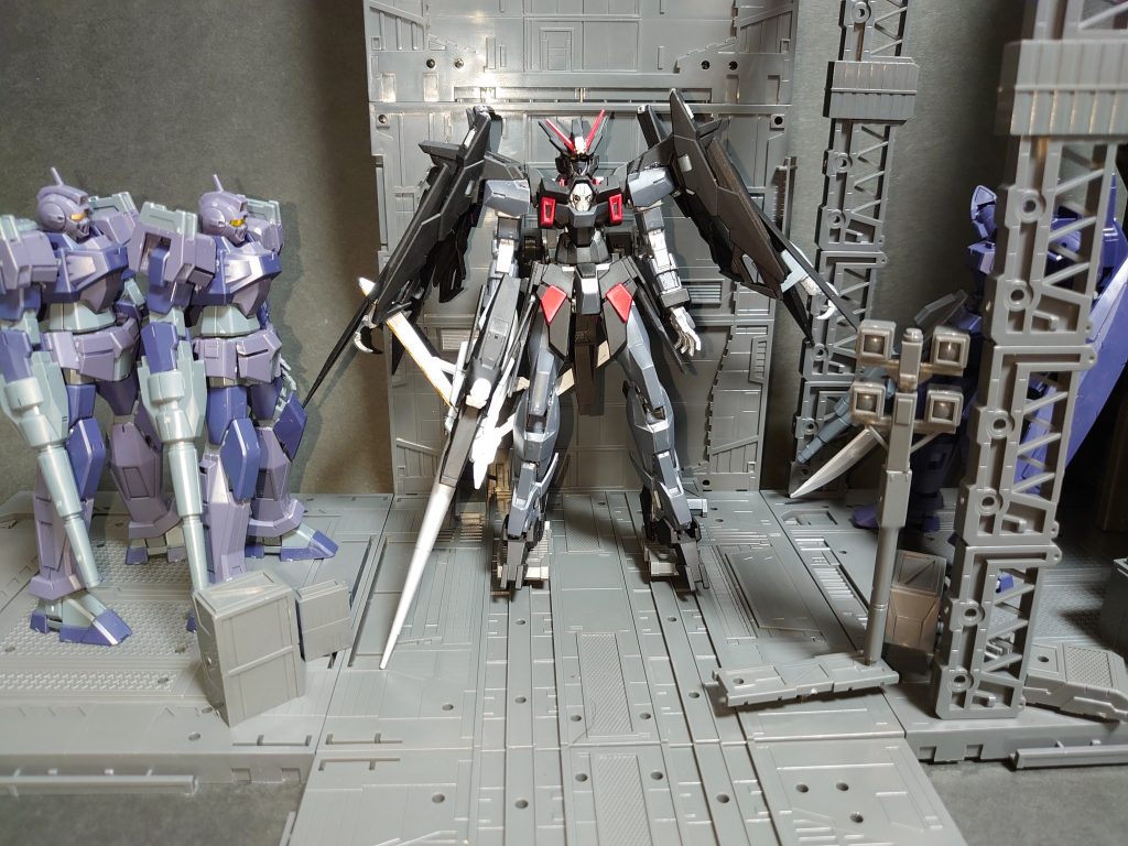 ・配色本体 グレー部分                    クレオス MSファントムグレー本体 黒部分                      クレオス つや消しブラック本体 赤部分        クレオス 赤2号本体 関節・バーニア部    クレオス シルバー本体 手甲・他        クレオス MSグレージオン系本体 頭部センサー      クレオス ゴールドアンカーショット先端     クレオス シャインシルバードクロ等白部分        クレオス 艶消しホワイトドッズスマッシャー黄部分   クレオス MSイエロー(戦後世界の時代背景について)このダークハウンドの設定の関係で少し雑談でも・・。これは小説版における設定ですが、ラ・グラミス攻防戦の後も地球・火星の太陽系連邦樹立を巡って反連邦主義者・各コロニー圏の過激派との間で、長きにわたって再統合戦争なるものが起こっていた・・というのがA.G世界の史実にはあります。で、ここからは史実を踏まえた上での妄想。そういった時代背景の中、ビシディアンは連邦政府の介入できないところで各地の火種を消しつつ、残されたEXA-DBを巡って戦っていた。・・という設定の元、戦後世界におけるビシディアンの旗として今回のダークハウンドを制作しました。あくまでAGE好きモデラ―の妄想程度に思ってくれれば幸いです。