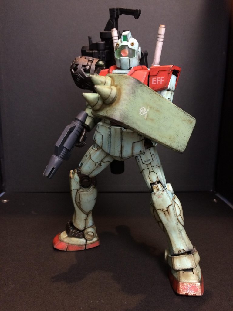 装甲は成形色で、フレーム露出部は水性ホビーカラー焼鉄色です。焼鉄色の残量が少なくなったため買いに行ったのですが、売り切れてたので😭、前から試したかった青鉄色、赤鉄色を購入。青鉄色は黒鉄色より薄い。赤鉄色は焼鉄色より濃いけど感じは近い。ということで、装甲部のスポンジチッピングは赤鉄色で行なってます。焼鉄色よりも塗料が気のせいか緩い感じがあり、スポンジでポンポンしても伸びて掠れることがありました。でも、代用できる感じで良かったです。チッピングの上からリアルタッチマーカーのグレー1、2とブラウンを使って、退色、土汚れを加えました。最後にウェザリングマスターのライトサンド、マッドを使ってます。武装は、マシンガン、バズーカ、スプレーガンはガンダムカラーファントムグレーの缶スプレー、ジャイアントガトリングはMrカラーフラットブラックの缶スプレーで塗装し、どちらもシャインシルバーでドライブラシしてウェザリングマスターのライトガンメタルを擦り付けてます。ジャイアントガトリングのシルバー部分には、ウェザリングマスターの青焼けしてます。