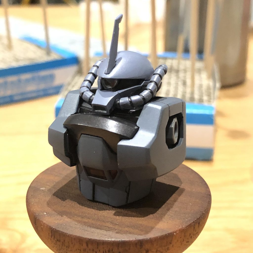 モノアイをHアイズと、フラットバーニアを使ってディテールアップ。ツノを少しシャープにしています。