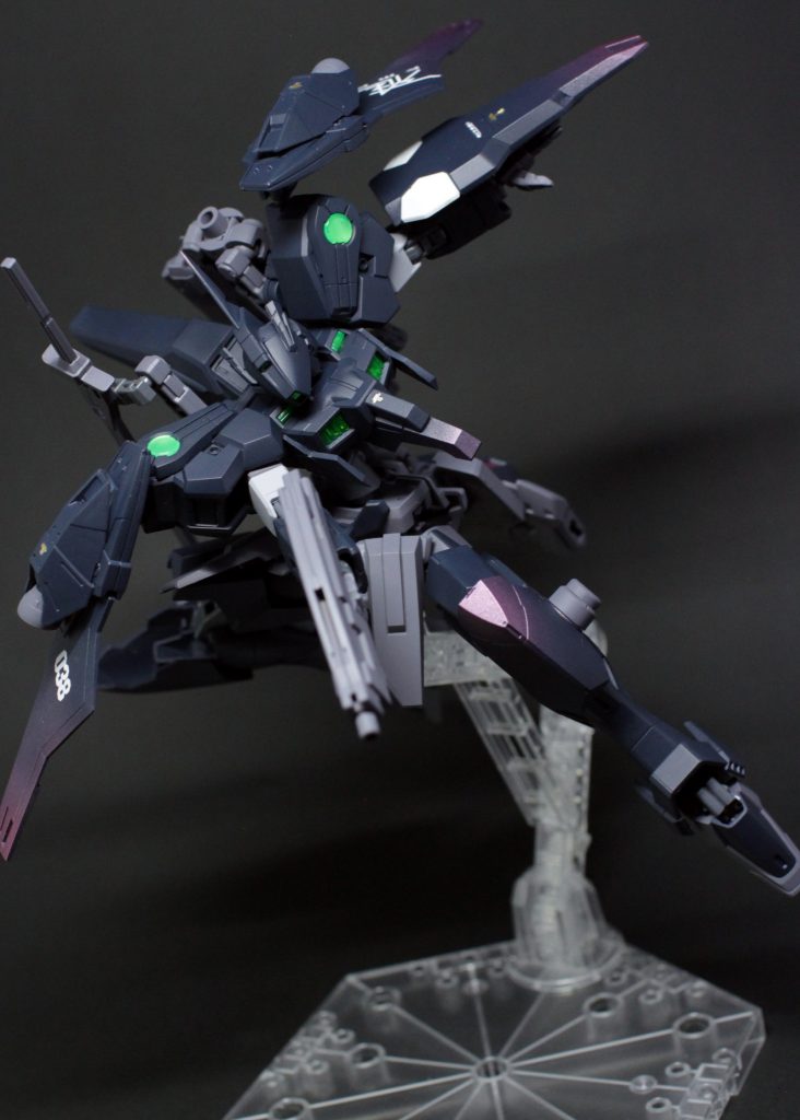 特徴的な細身の腰関節はアームアームズとスサノオの股関節を使用し、かなり広い可動範囲があります。構造的にはHGジェノアスをイメージしてもらえるとかなり近いですね。