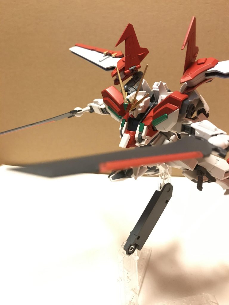 フラガッハビームブレイド改バックパックに装備されている格闘用武器で通常のビームサーベルより切れ味がありビームサーベルが通用しないガンダムフレームやPS装甲持ちの機体相手に主に使用する