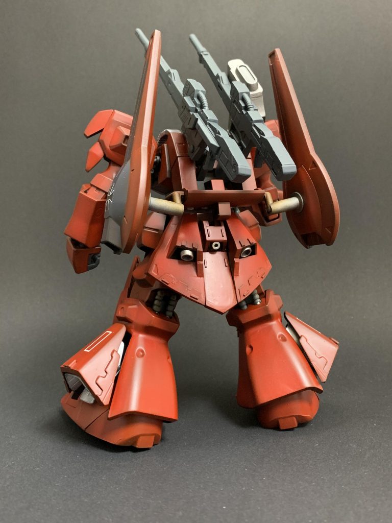 リアスカートもかなり大型化しています。全身にオレンジ一色なので間延びしないよう、全身にディテール追加して、黒立ち上げでグラデーション塗装にしています。