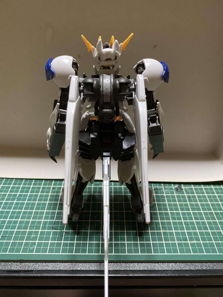 元々のバックパックは腰につけ、横にグリムゲルデのパーツをランナーを使って差し込み、元々のバックパックの位置にはグレイズの胴体を切って張り付け、ルプスの腰サイドのをバックパックとして、つけました。バックパックに関しては、何か気に入らん感じがあるので、変えると思います。