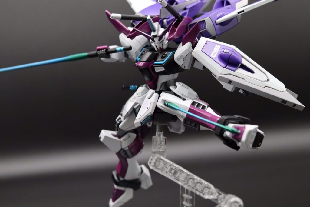 サーベル等のクリアパーツはクリアグリーンにブルーをグラデ塗装しております。初めてなので下手なのは目を瞑って頂いてもろて