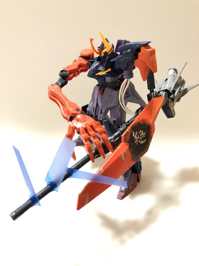 頭部は5つ目から2つ目に戻しています。新たにブレードアンテナを増設、さらにバスターランチャーにも3枚のプレート板アンテナをつけて敵機との距離、環境情報など様々な情報を解析して一撃の精度を高めています。