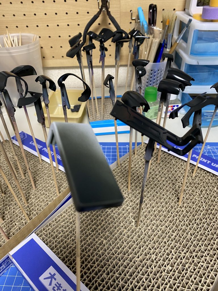 黒立ち上げから塗装しているのですが真っ黒ではなくかなり黒に近い緑(殆ど黒ですが)それを使って、緑で統一感が出ればとおしゃれぶってみました( ̄▽ ̄)