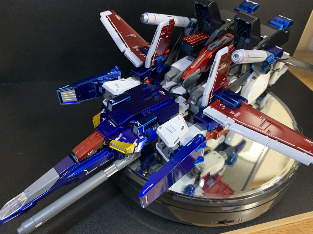 変形するのに30分、元に戻すので30分位かかります。でも塗料艶々しっとりしたの触り心地。指紋とか手垢とか気にせずに無意味に撫で回し恍惚の笑みを浮かべる40歳子持ちサラリーマン。おっさんはガンプラ沼からまだまだ抜け出す気はないようです。1部目 完。