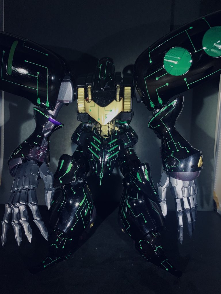 スジボリがわかりやすいライティングボディから全身に流れるイメージなので常に機体の末端に流れる感じに仕上げてみる・・・あえてのシンメトリーで仕上げましたデザインは被ってないはずです