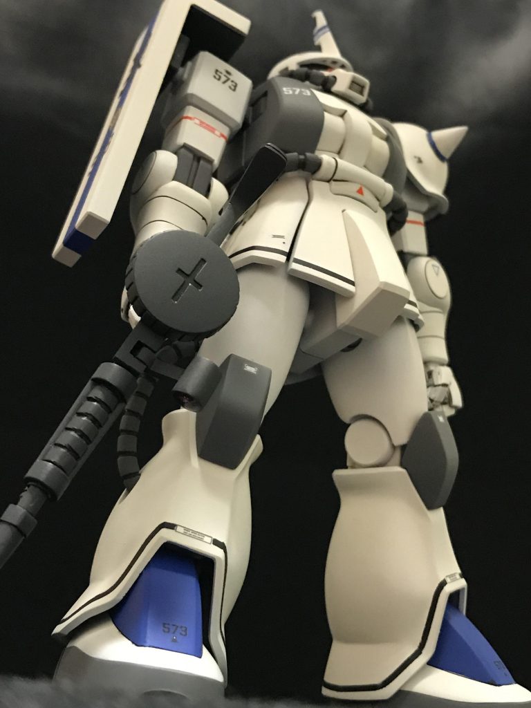 太腿を2mm延長、頭部を上下に1〜2mm短縮。アンテナは自作。後は基本工作のみです。付属のマゼラトップ砲が欲しくて購入していたのですが、HGUCザクがリバイブされてこれはいよいよ旧HGUCは作らなくなってしまうぞと思い製作した次第です。