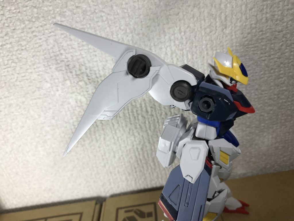 フリーダムの羽が横に広がるタイプなので右側は直線的な動きを意識。