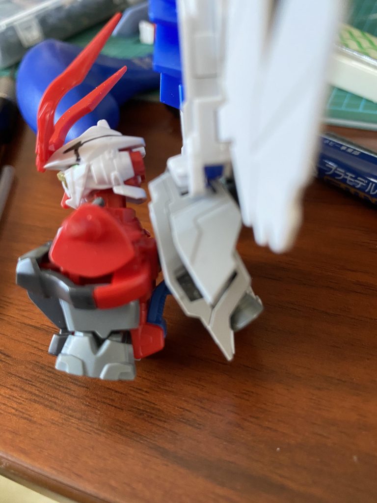 製作工程です。バックパックが重たいのでブルーの物を使って支えています。