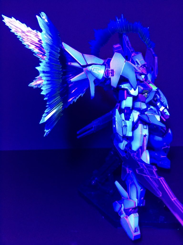 クリアなブルーとして蛍光ブルーを使ってるので、ブラックライトを当てると青色にぼうっと光ります。