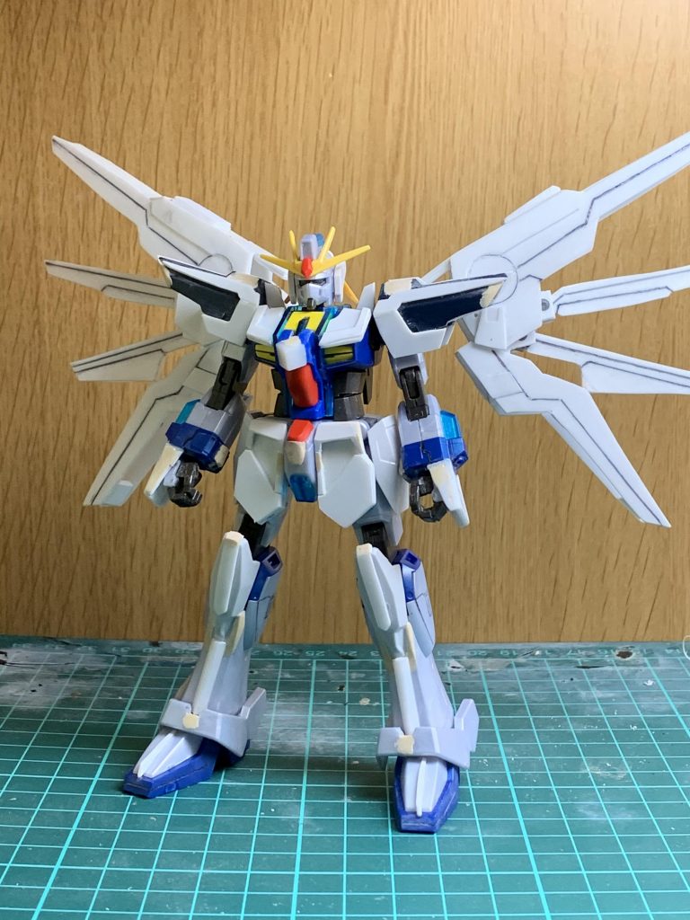 塗装前です。アンテナをガイア、肩をDX、腰部サイドを1.5、膝をOガンダムの物に変更、その他変更箇所はスクラッチしました。