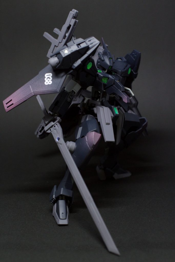 近接武器は対艦刀。コレクションシリーズのシュベルトゲベールを削って製作。形状を変えただけで他のパーツは全く使ってません。なかなか無骨でかっこよい実体剣に仕上がりました。