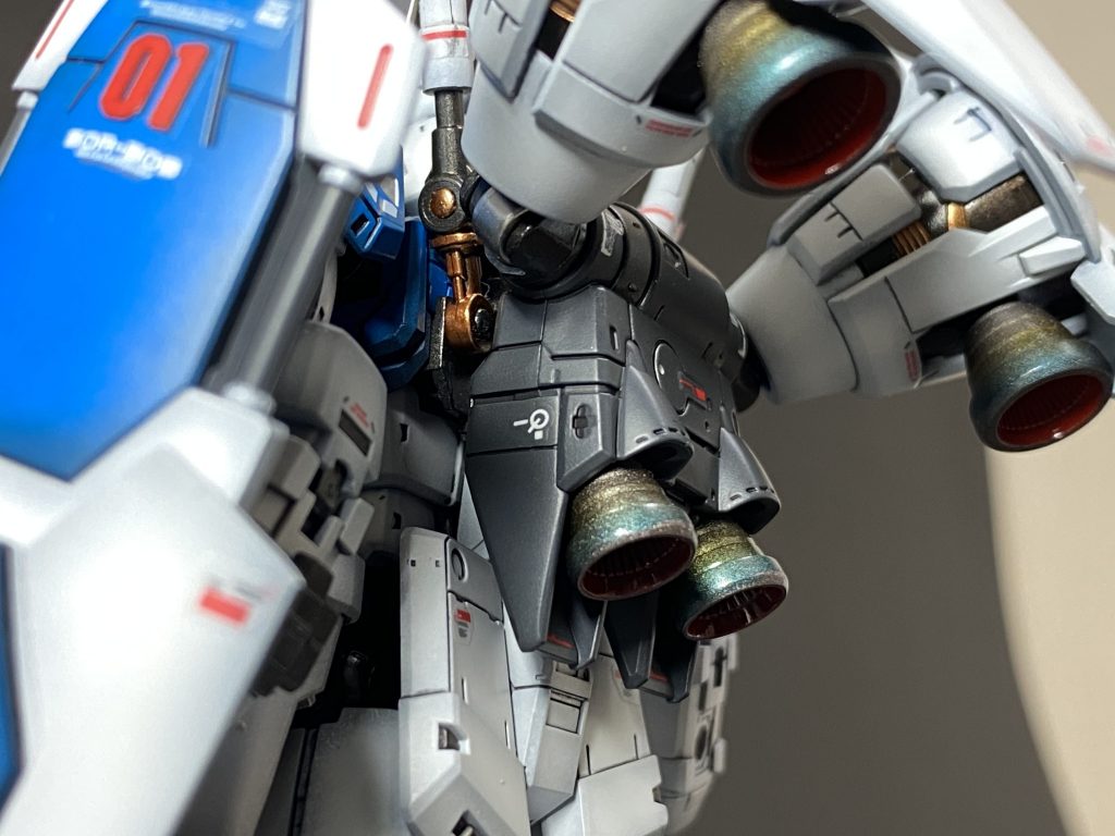 バーニアの焼け塗装も挑戦。焼鉄色をベースにクリアカラーでグラデーション。結局これはエナメルを使用したので触ってるうちに剥げてきたので失敗。後日アクリル塗料のクリアカラーを導入して綺麗にしてから発送をしました。