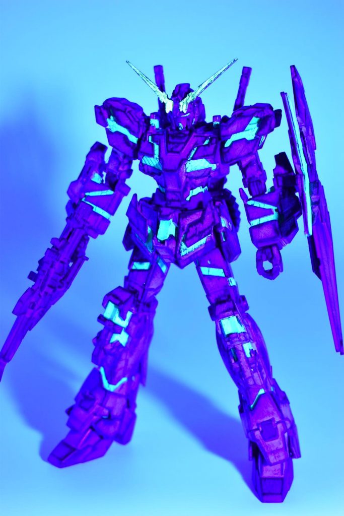 定番ですがちなみにブラックライト当てるとサイコフレーム部が光ります^_^