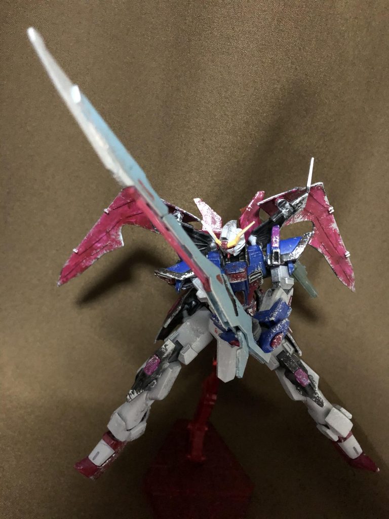 《デュランダル 大型ビームソード》アロンダイト ビームソードの改良モデル。その武装名には本機の開発にも関わったプラント最高評議会議長の名が与えられており、接近戦を得意とするシンの戦闘スタイルも相まって、本機を象徴する武器とされている。