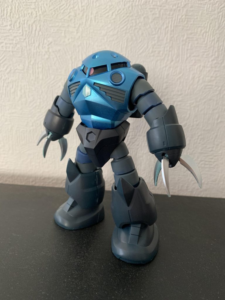 胸部はガンダムメタブルー。このカラーは綺麗ですね。二の腕、太腿はジオングレー、腕部と脚部はファントムグレー、爪はEXシャインシルバーです。