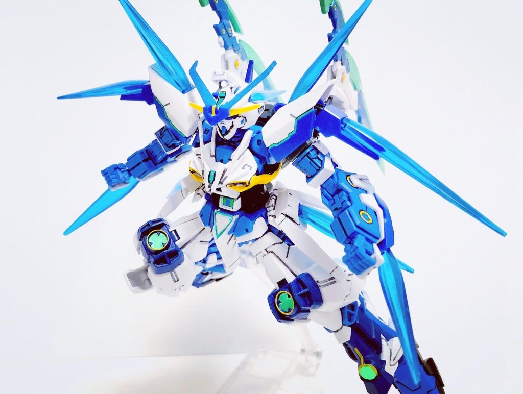 青い光を放ち飛び回る様子はまさに鳳のよう。