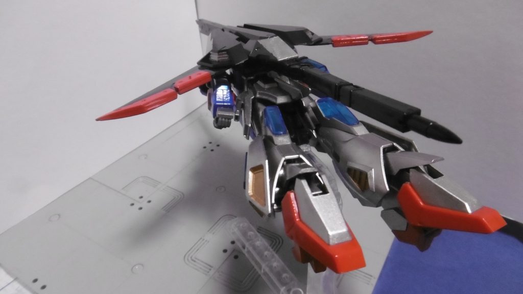 後ろ。最初はZガンダムのように足首を上向きにするつもりでしたが、脚部スラスターが上を向くと墜落しそうだと思い却下。腰マウントのビームサーベルグリップはビームガンとして後方射撃に。