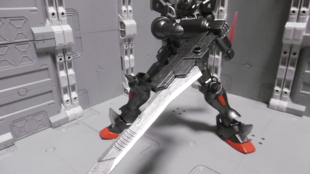 カタナ(ガンブレイド)の逆手持ちは出来なくも無いですが、攻撃効率は落ちます。刺突武器も既にビームダガーがあるため、対ビームコーティング持ち相手にしか効果は無いと思われます。